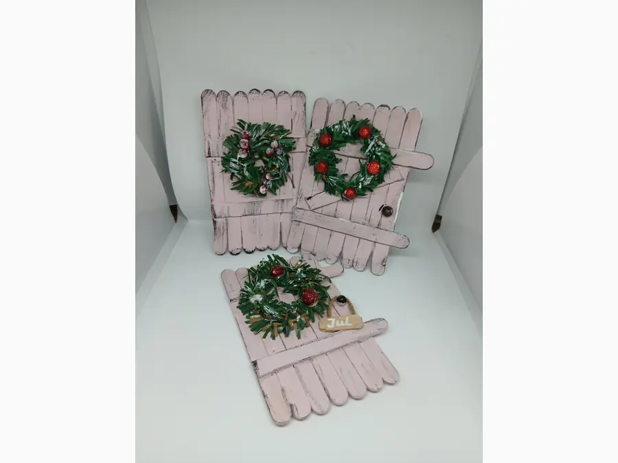 Rosa Wichteltür und Miniaturkranz als Weihnachtsdekoration