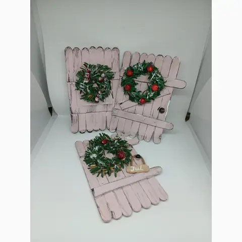 Rosa Wichteltüren mit kleinen Weihnachtskränzen