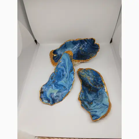 Drei handbemalte Muschelschalen in Blau und Gold
