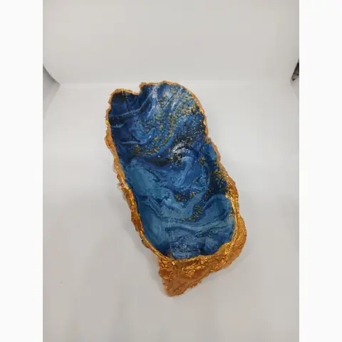 Blaue Muschelschale mit goldenem Rand in der Nahansicht