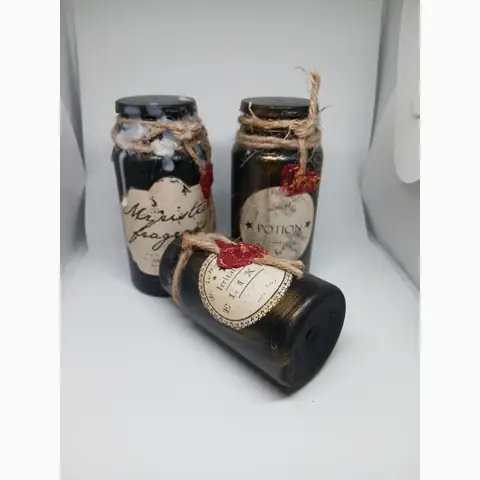 Drei dekorative Vintage-Flaschen mit Wachssiegeln und Juteband