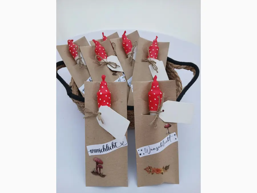 Glückskerzen mit weißen Punkten in Wunschlicht-Geschenkverpackungen