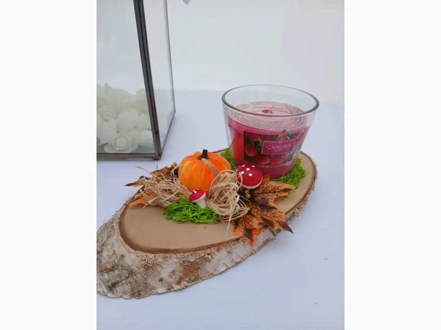Herbstgesteck mit Kerze, orangefarbenem Kürbis und Deko-Pilzen