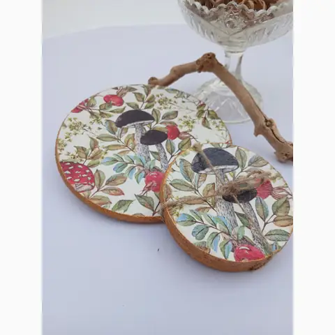 Dekorative Holzscheiben mit Pilz- und Blättermotiven sowie Juteband
